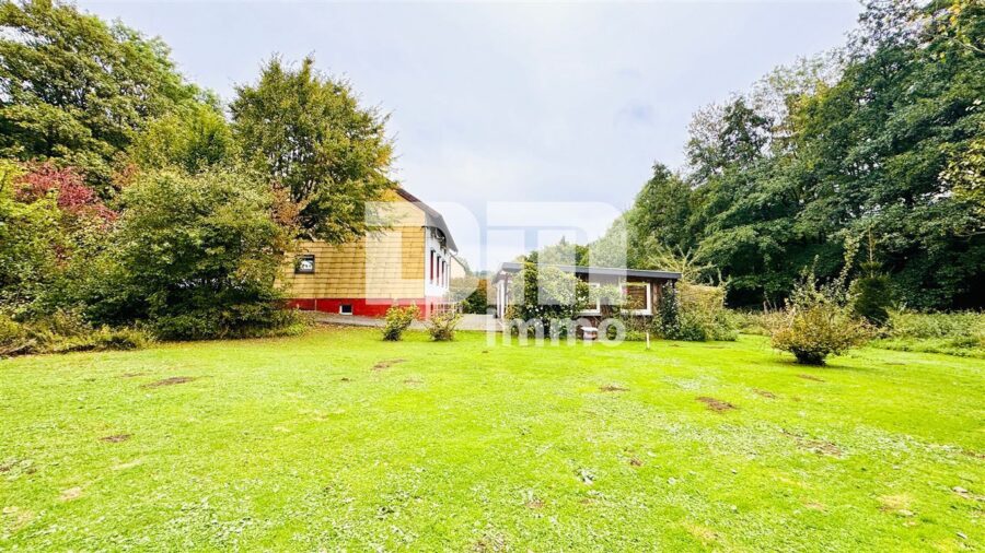 Modernisiertes Einfamilienhaus auf riesigem Grundstück mit Carport und Nebengebäude - Großer Gartenbereich